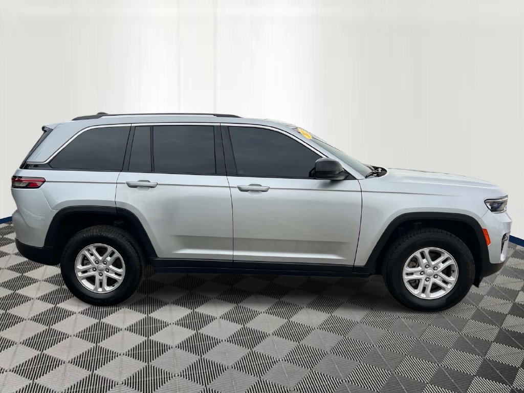 Used 2023 Jeep Grand Cherokee Laredo AWD/4WD image 5
