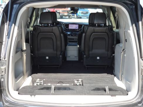 Used 2023 Chrysler Pacifica Touring-L FWD image 42