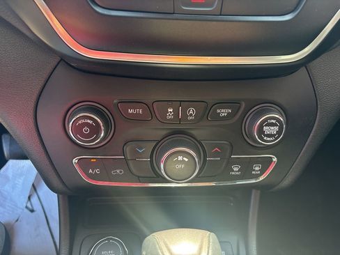 Used 2019 Jeep Cherokee Latitude Plus w/ Cold Weather Group image 16