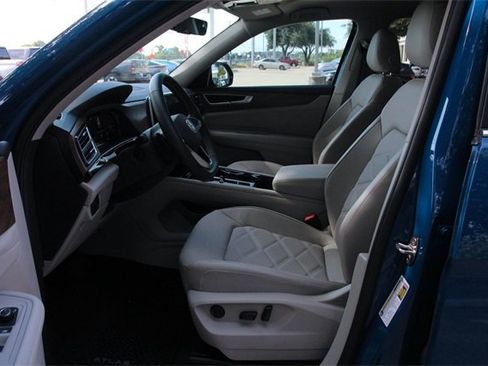 Certified 2025 Volkswagen Atlas SE image 10