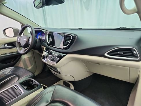 Used 2022 Chrysler Pacifica Touring-L FWD image 28
