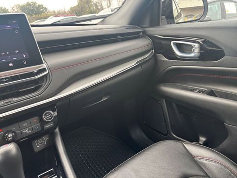 Used 2025 Jeep Compass Trailhawk image 34