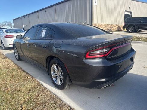 Used 2019 Dodge Charger SXT image 2
