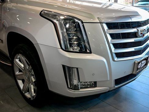 Used 2016 Cadillac Escalade Luxury AWD/4WD image 10