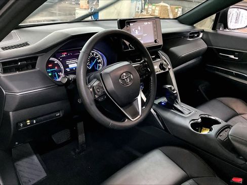 Used 2021 Toyota Venza XLE image 16