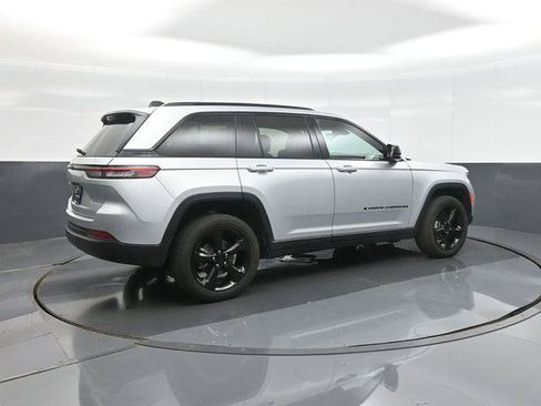 Used 2024 Jeep Grand Cherokee Altitude AWD/4WD image 7