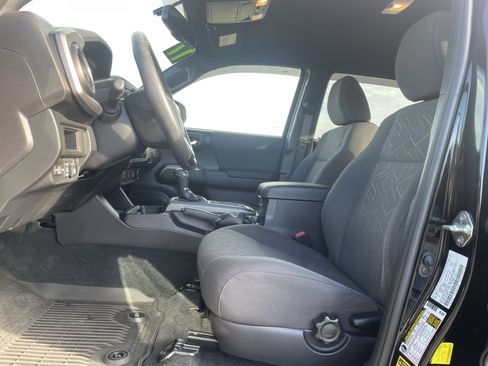 Used 2017 Toyota Tacoma TRD Sport w/ Tow Package (A/T) image 12