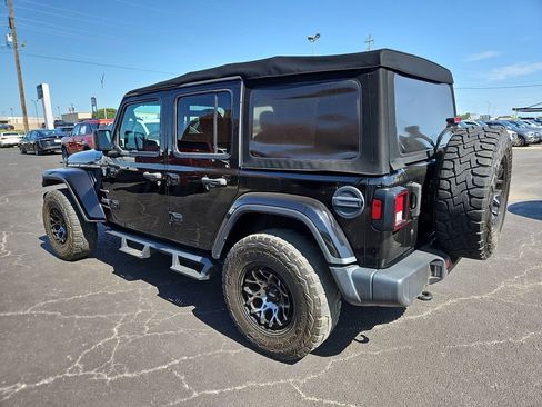 Used 2018 Jeep Wrangler Unlimited Sahara AWD/4WD image 4
