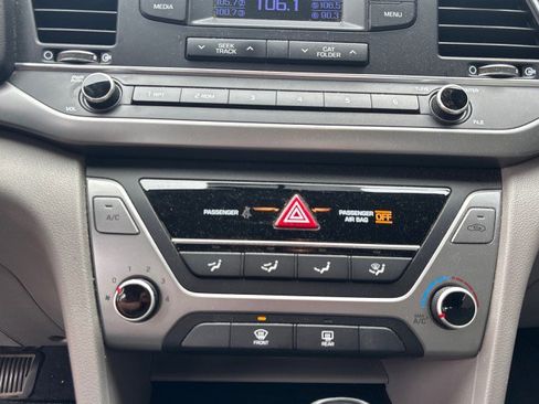Used 2017 Hyundai Elantra SE image 15