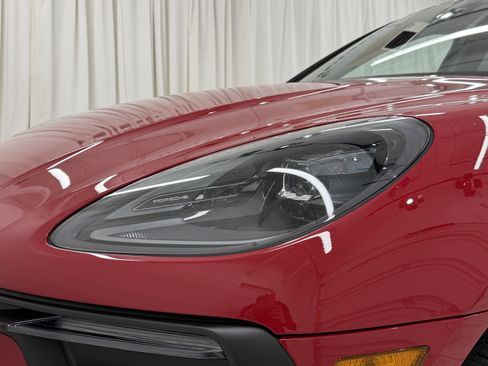 Certified 2024 Porsche Macan image 17
