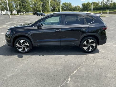 Used 2025 Volkswagen Taos SE AWD/4WD image 10