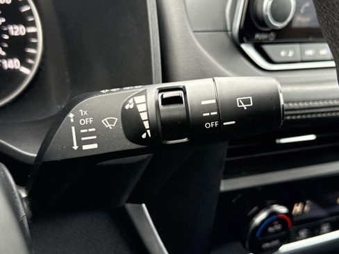 Used 2024 Nissan Rogue SV image 16