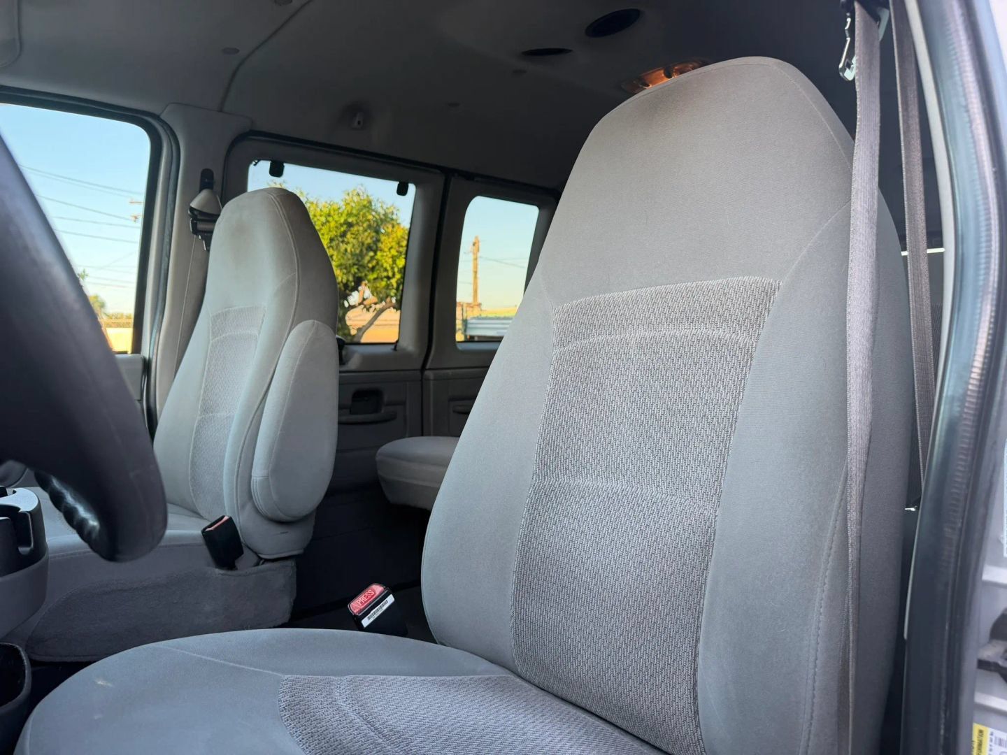 Used 2006 Ford E-350 and Econoline 350 XLT RWD image 10