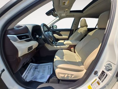 Used 2021 Toyota Highlander XLE AWD/4WD image 11