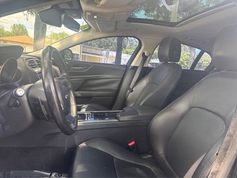 Used 2019 Jaguar XE image 9