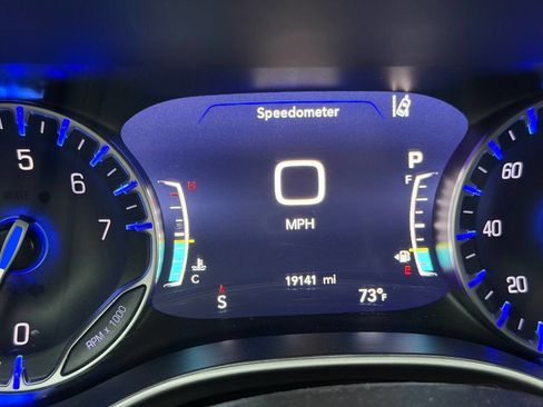 Used 2024 Chrysler Pacifica Touring-L image 21