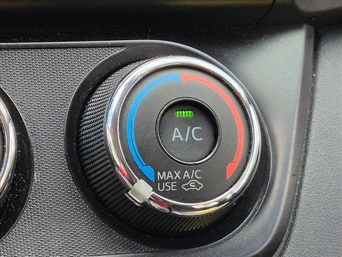 Used 2018 Toyota RAV4 LE FWD image 14