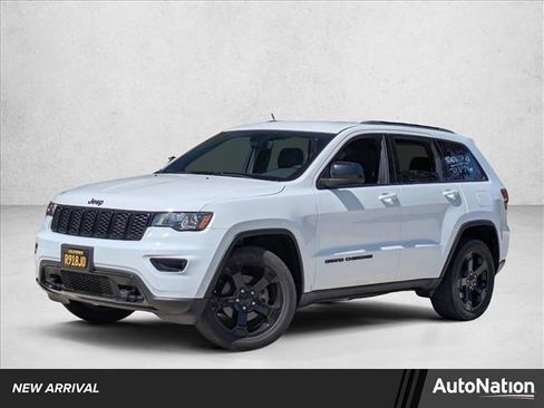Used 2019 Jeep Grand Cherokee Laredo image 1