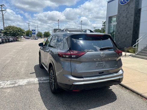 Used 2025 Nissan Rogue Platinum FWD image 6