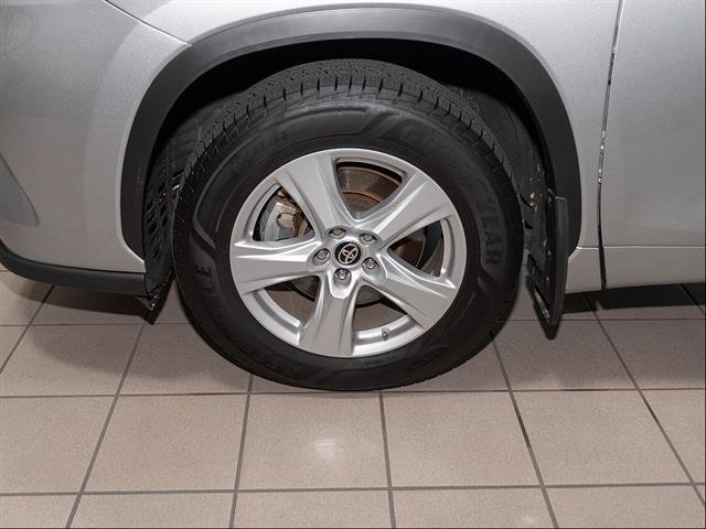Used 2021 Toyota Highlander LE AWD/4WD image 6