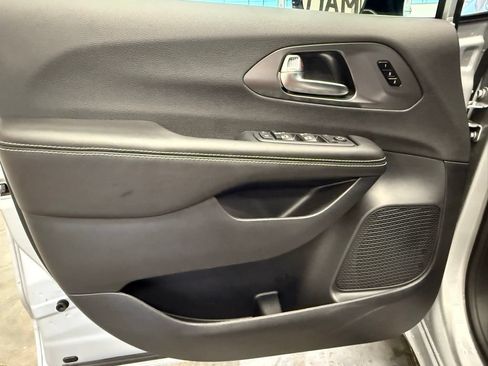 New 2026 Chrysler Pacifica Select FWD image 19