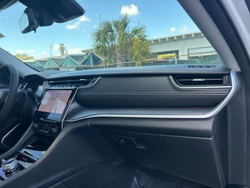 Used 2023 Jeep Grand Cherokee Limited w/ Luxury Tech Group II image 25