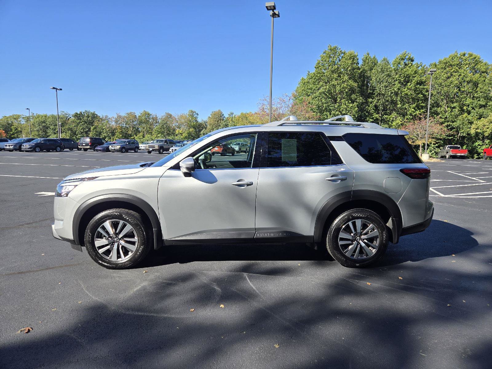 Used 2025 Nissan Pathfinder SL AWD/4WD image 5