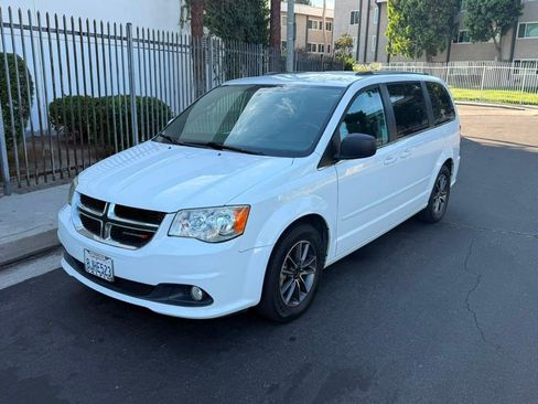 Used 2017 Dodge Grand Caravan SXT FWD image 2