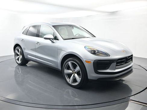 Certified 2025 Porsche Macan image 17
