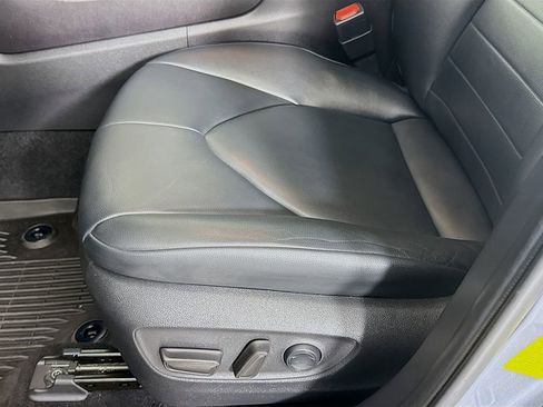 Used 2022 Toyota Highlander XLE image 12