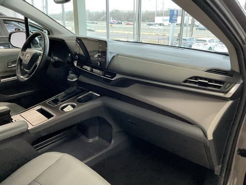 Used 2023 Toyota Sienna XLE image 19