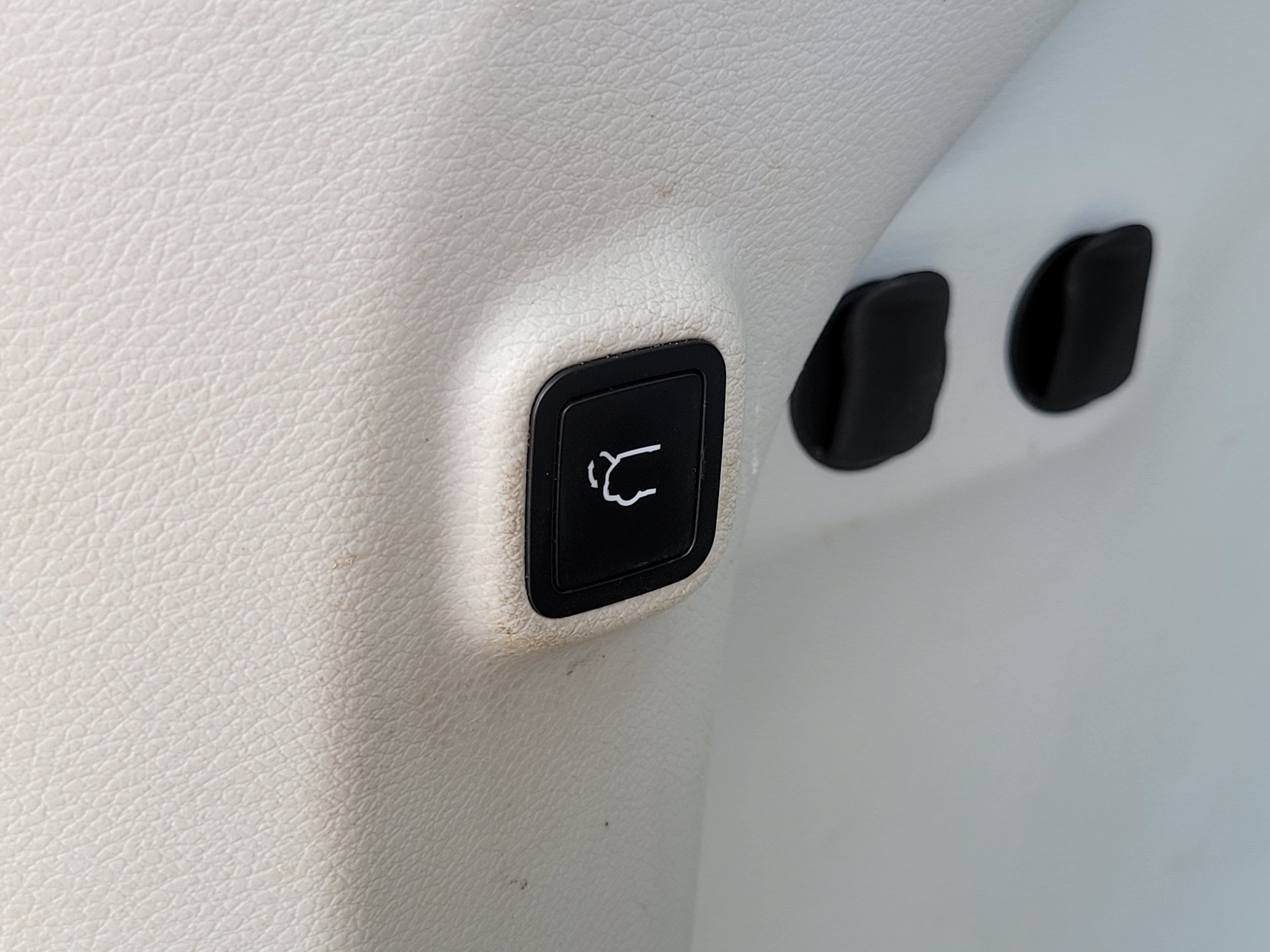 Used 2019 Jeep Cherokee Limited FWD image 21