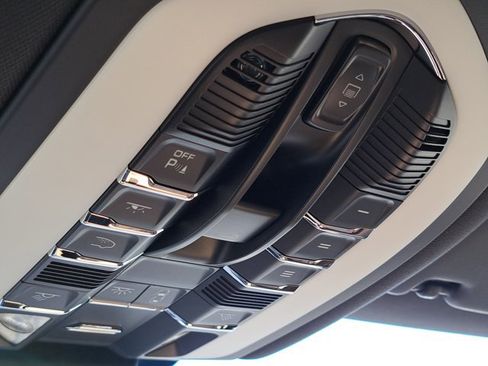 Certified 2025 Porsche Macan image 35