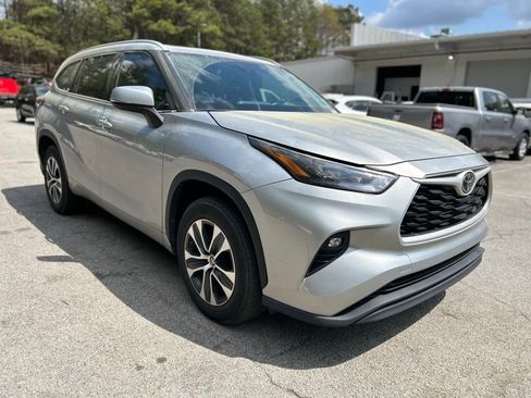 Used 2022 Toyota Highlander XLE image 1