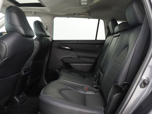 Used 2022 Toyota Highlander XLE image 18