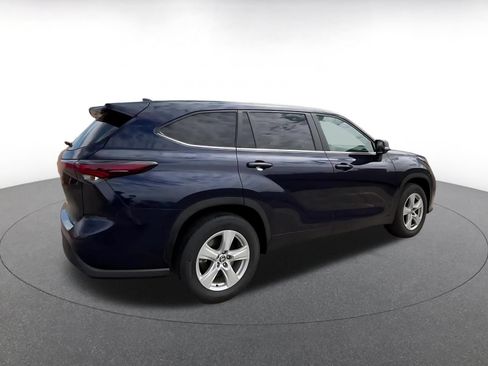 Used 2025 Toyota Highlander LE FWD image 15