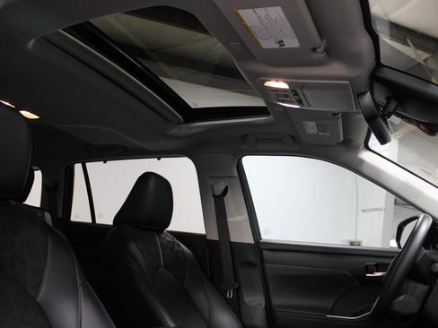 Used 2024 Toyota Highlander XLE image 21