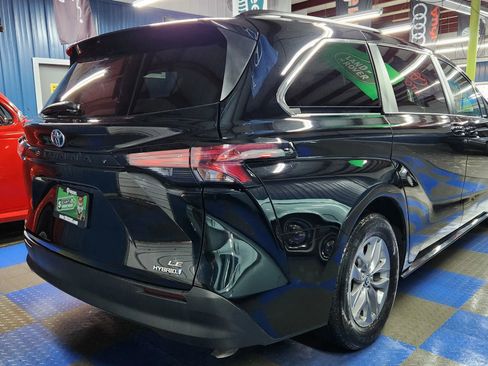 Used 2022 Toyota Sienna LE image 3