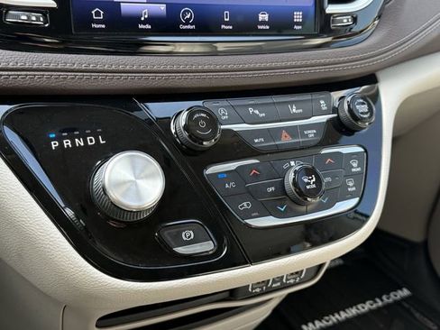 Used 2021 Chrysler Pacifica Touring-L image 23