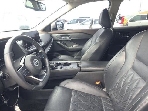 Used 2021 Nissan Rogue Platinum image 3