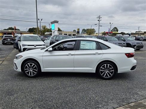 New 2026 Volkswagen Jetta SE image 4