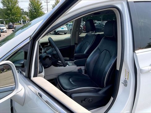 Used 2022 Chrysler Pacifica Limited FWD image 10