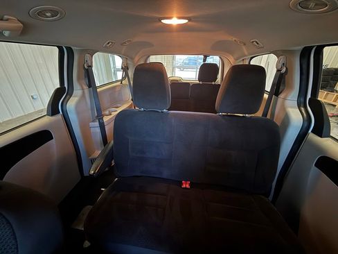 Used 2018 Dodge Grand Caravan SE w/ UConnect Hands-Free Group image 27