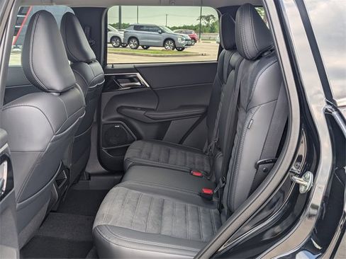 New 2025 Mitsubishi Outlander SE image 24