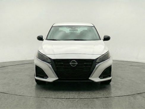 Used 2025 Nissan Altima 2.5 SV FWD image 2