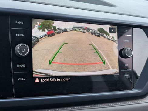 Used 2024 Volkswagen Taos SE image 2