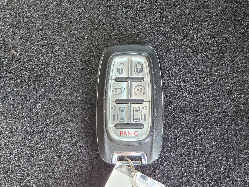 Used 2024 Chrysler Pacifica Touring-L FWD image 32