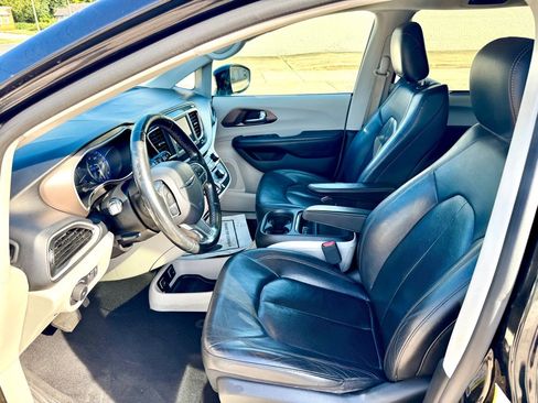 Used 2019 Chrysler Pacifica Touring-L FWD image 10
