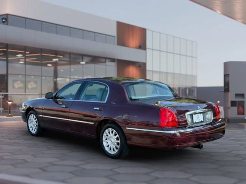 Used 2007 Lincoln Town Car Signature image 4
