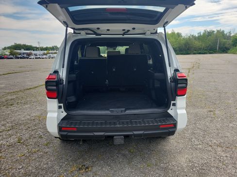 Used 2025 Toyota 4Runner SR5 AWD/4WD image 17